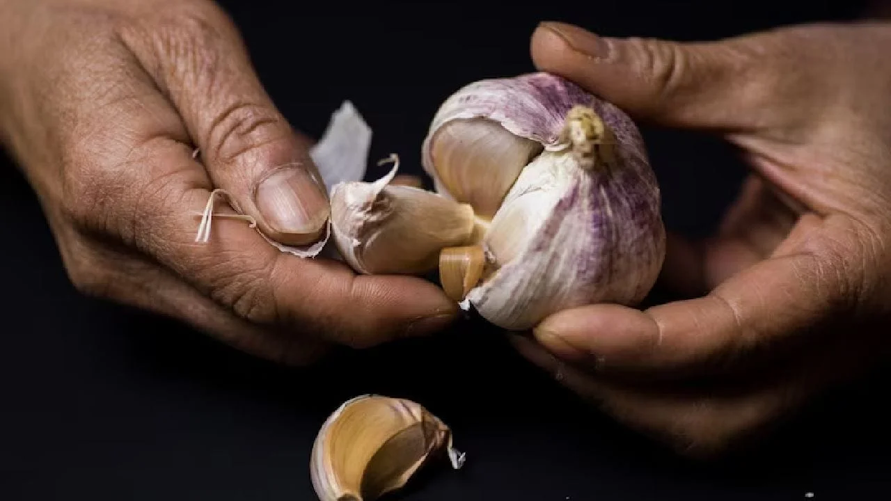 How to Peel Garlic Quickly: Three Easy Hacks to Remove Garlic Skin in Seconds
