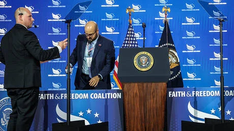 Trump’s Teleprompter Operator Investigated for Alleged Insider Betting on Presidential Speeches