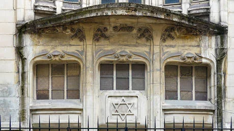 Over 300 Evacuated Near Paris Synagogue After Discovery of Military-Grade Weapons